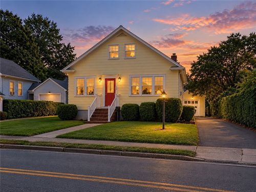 520 Middle Hwy, Barrington, RI, 02806-2345 | Card Image