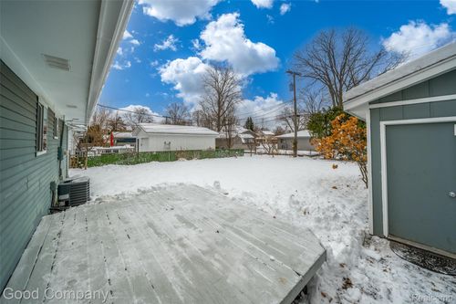 2829 Wall St, Keego Harbor, MI, 48320-1137 | Card Image