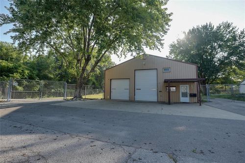 1021 N Willis Ave, Independence, MO, 64050-2342 | Card Image