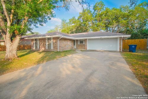 1404 Las Palmas Cir, Beeville, TX, 78102-2915 | Card Image
