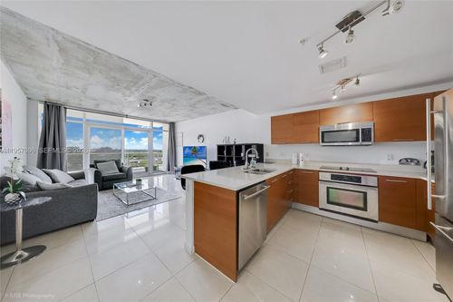 811-3250 Ne 1st Ave, Miami, FL, 33137-4094 | Card Image