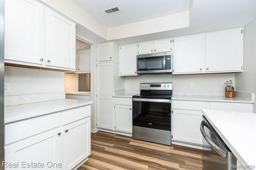 apt-e-1665 Huntington Park, Rochester Hills, MI, 48309-2206 | Card Image