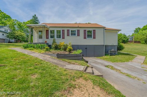 305 Dahlia Drive, Knoxville, TN, 37918 | Card Image