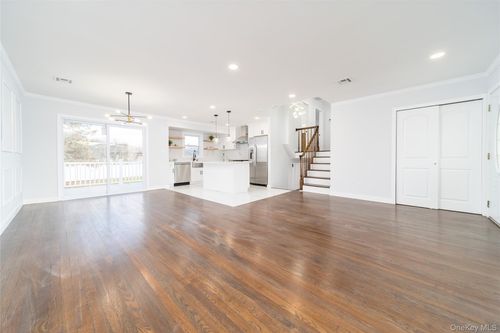 8 Spector Ln, Plainview, NY, 11803-4833 | Card Image