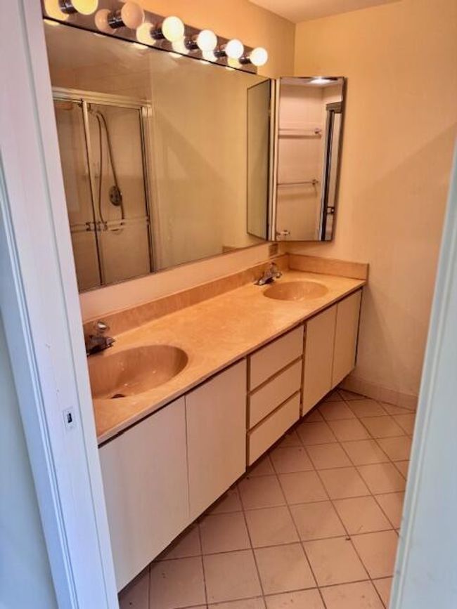 217 Live Oak Ln, Condo with 2 bedrooms, 3 bathrooms and null parking in Boynton Beach FL | Image 9