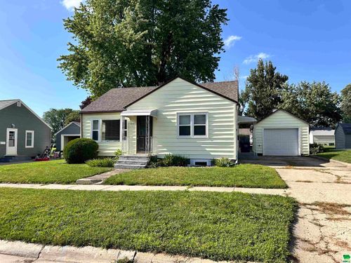 417 4th St Nw, Orange City, IA, 51041-1326 | Card Image