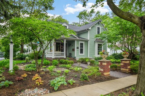810 Dow Ave, Geneva, IL, 60134-3028 | Card Image