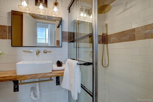Downstairs bath | Image 25