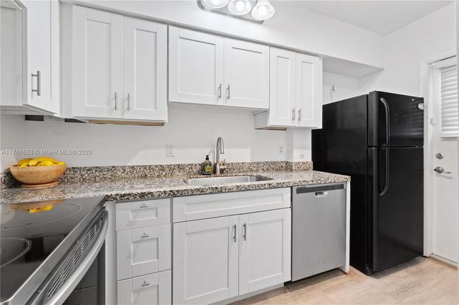A42 - 6580 Santona St, Condo with 2 bedrooms, 2 bathrooms and null parking in Coral Gables FL | Image 4
