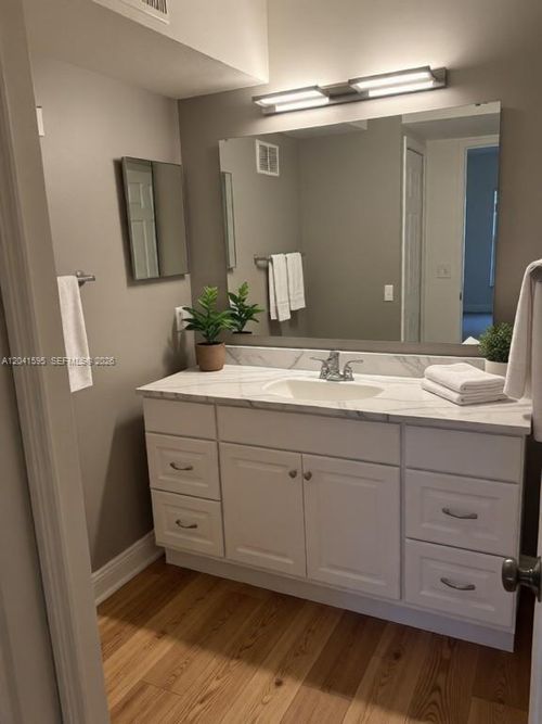 0-738 Crest Pines Dr, Orlando, FL, 32828-7194 | Card Image