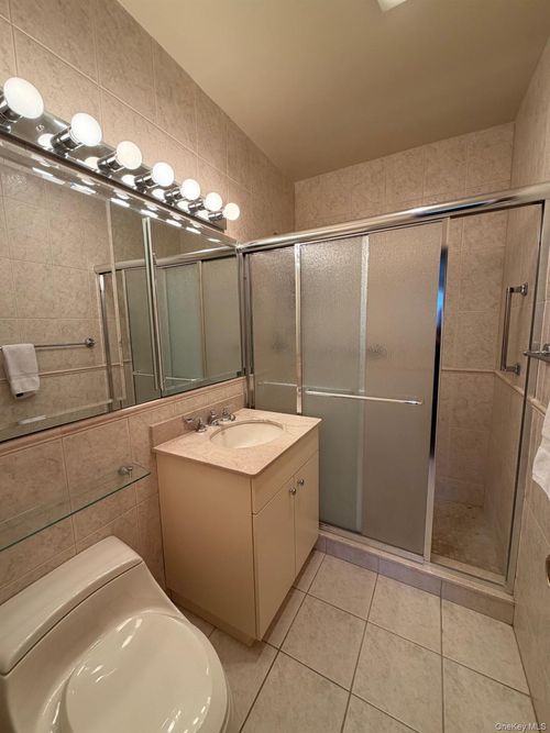 ph-11-1 Kensington Gate, Great Neck, NY, 11021-1220 | Card Image