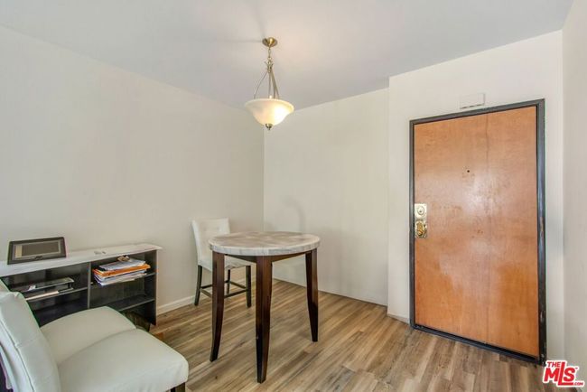 UNIT-2 - 19009 Sherman Way, Condo with 1 bedrooms, 1 bathrooms and 2 parking in Reseda CA | Image 5