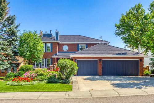 32 Patterson Crescent Sw, Home with 4 bedrooms, 3 bathrooms and 6 parking in Calgary AB | Card Image
