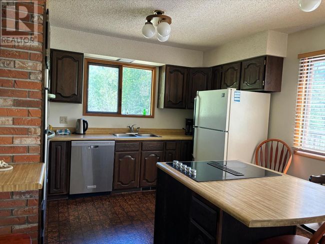 1374 Highway 3 B, House other with 5 bedrooms, 2 bathrooms and 4 parking in Montrose BC | Image 9