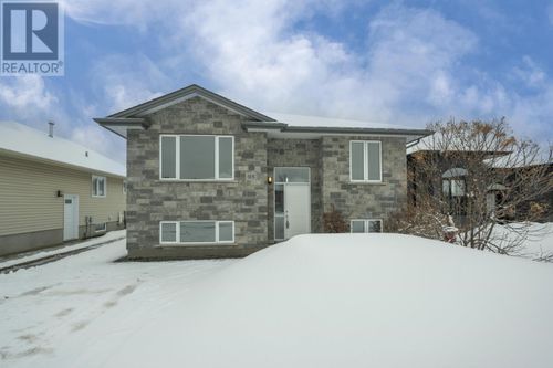 313 S Creek St, Thunder Bay, ON, P7B7C2 | Card Image