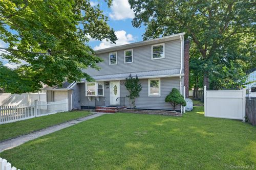 10 Field Pl, Huntington Station, NY, 11746-3130 | Card Image