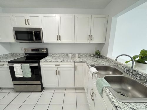6-22-15332 Sunset Dr, Miami, FL, 33193-1611 | Card Image