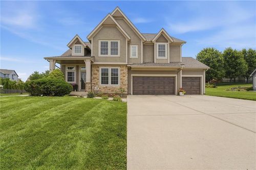 9611 N Ditzler Ct, Kansas City, MO, 64157-7747 | Card Image