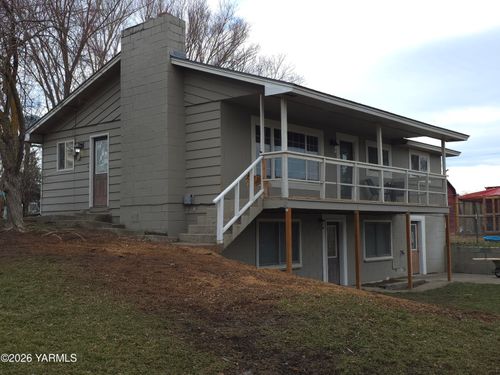 2720 Selah Loop Rd, Selah, WA, 98942-9656 | Card Image