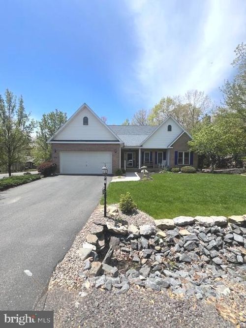 1 Pinewood Cir, Hazleton, PA, 18202-8233 | Card Image