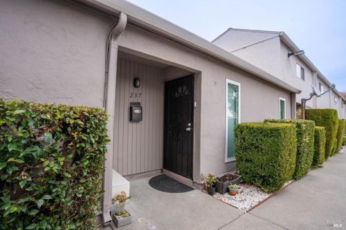 237 Del Loma Ct, Fairfield, CA, 94533-2215 | Card Image