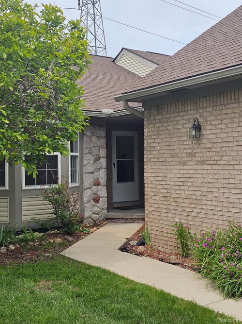32-22835 Woodcreek Dr, Taylor, MI, 48180-9323 | Card Image