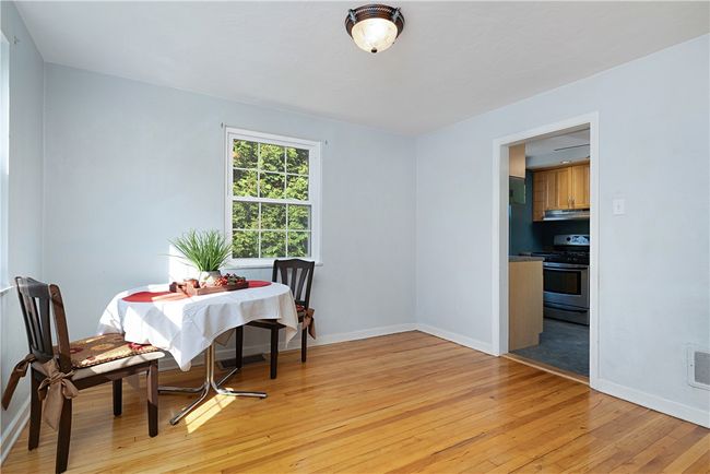 Dining Room: 10x11 | Image 9