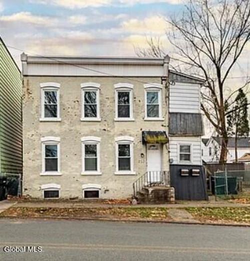 22 Cottage St, Troy, NY, 12180-6404 | Card Image