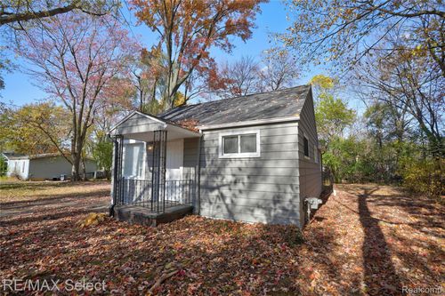 2429 Lincoln Manor Dr, Grand Blanc, MI, 48507-4417 | Card Image