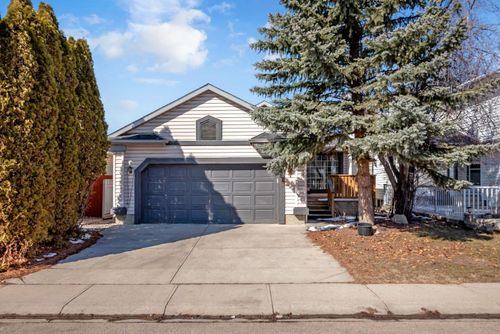 379 Del Ray Road Ne, Home with 6 bedrooms, 2 bathrooms and 4 parking in Calgary AB | Card Image
