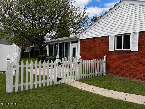 106 Rossway Ave, Rossford, OH, 43460-1348 | Card Image