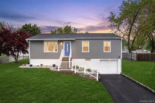 83 Riverview Dr, Fishkill, NY, 12524-1421 | Card Image