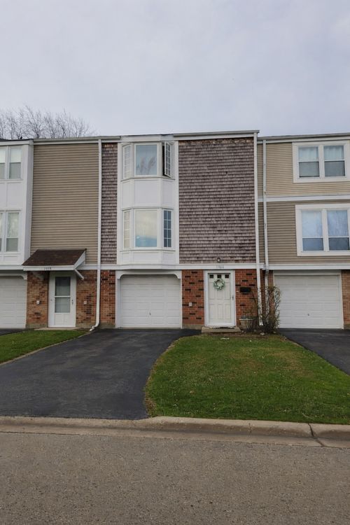 1960 Holbrook Ln, Hoffman Estates, IL, 60169-2420 | Card Image