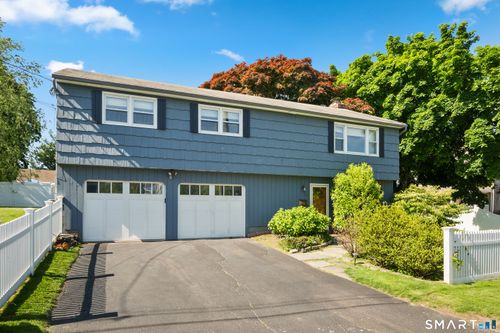18 Hurd St, Fairfield, CT, 06824-5811 | Card Image