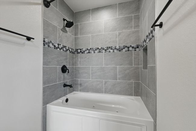Bathroom with a combined bath / shower with jetted tub | Image 25