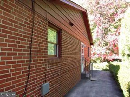 6013 Neilwood Dr, Rockville, MD, 20852-3703 | Card Image