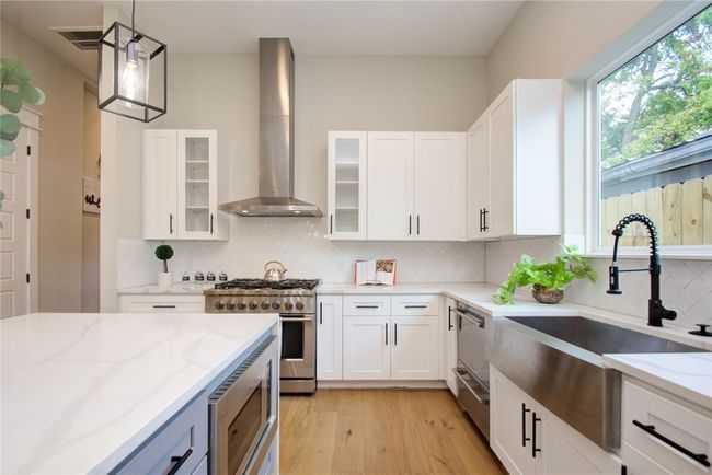 Spacious kitchen, perfect for hosting family gatherings! | Image 20