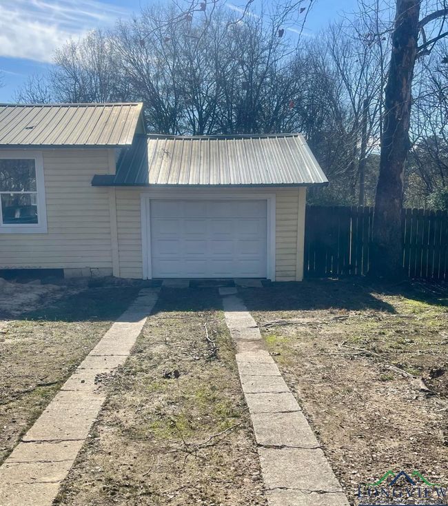 338 E Peters St, House other with 3 bedrooms, 2 bathrooms and null parking in De Kalb TX | Image 4