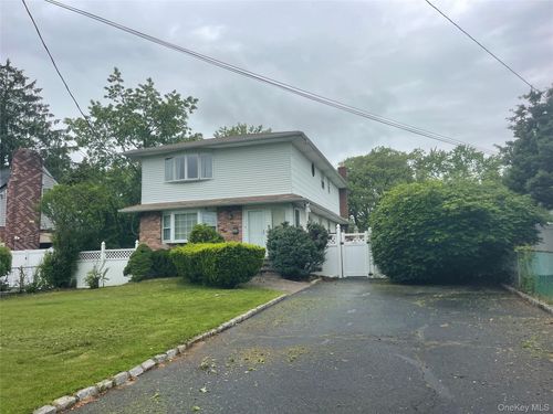 19 Oak St, Babylon, NY, 11702-2328 | Card Image