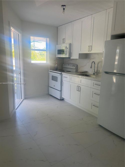 apt-6-722 Ne 8th St, Hallandale Beach, FL, 33009-2598 | Card Image