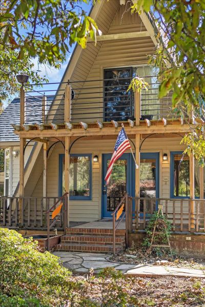 Adorable home with beautiful views. | Image 2