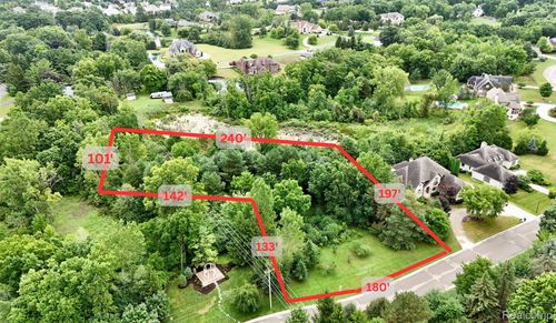 8285 Grovemont Ct, Grand Blanc, MI, 48439-1967 | Card Image