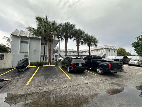 8 Se 19th Ave, Pompano Beach, FL, 33060-7564 | Card Image