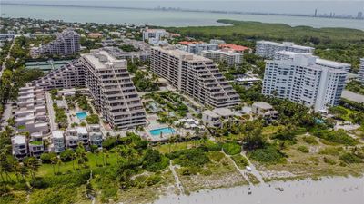 237 - 251 Crandon Blvd, Condo with 2 bedrooms, 2 bathrooms and null parking in Key Biscayne FL | Image 1