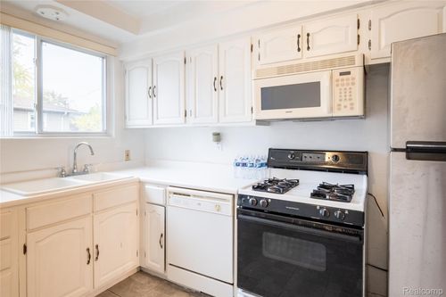 331 Elizabeth Lake Rd, Pontiac, MI, 48341-1014 | Card Image