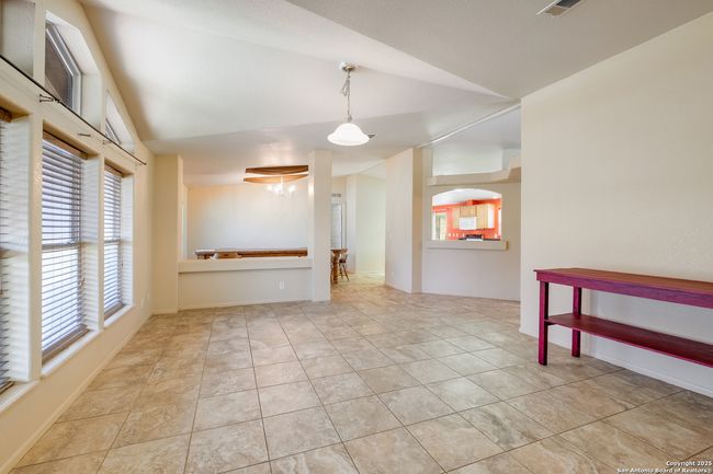 1075 Quail Run, House other with 3 bedrooms, 4 bathrooms and null parking in Lytle TX | Image 5