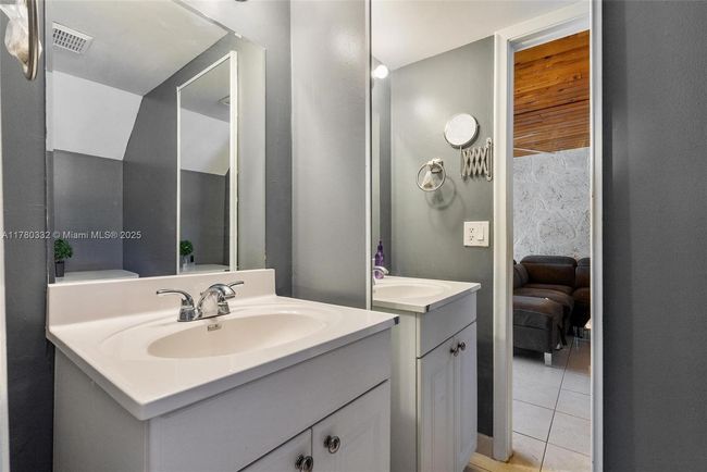 APT-33 - 3200 Nw 5 Th Ter, Townhouse with 2 bedrooms, 2 bathrooms and null parking in Pompano Beach FL | Image 13