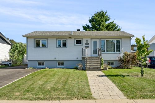 548 Rue Maréchal, Longueuil, QC, J4L2C3 | Card Image