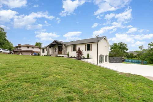 95 Short Dr, Mount Juliet, TN, 37122-2233 | Card Image