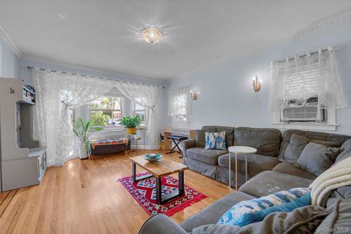5 Avon Rd, New Hyde Park, NY, 11040-2103 | Card Image